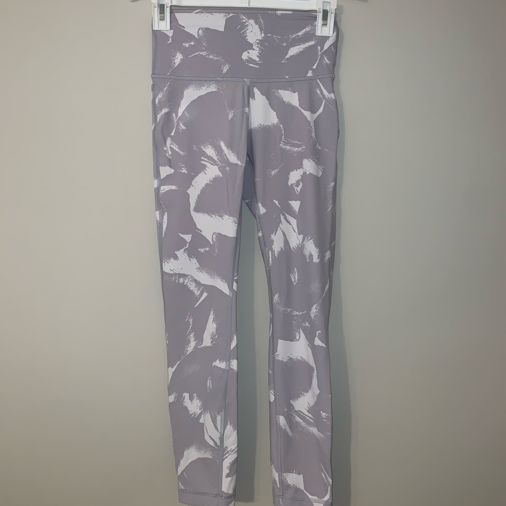 Lululemon Gray & White Wunder Under